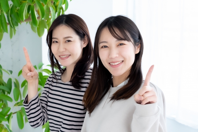 おすすめする2人の女性